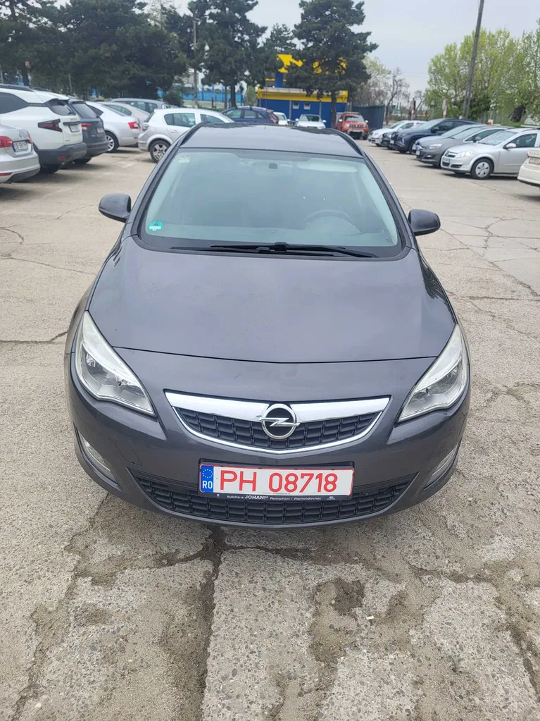 Fotografie: 2012 Opel Astra