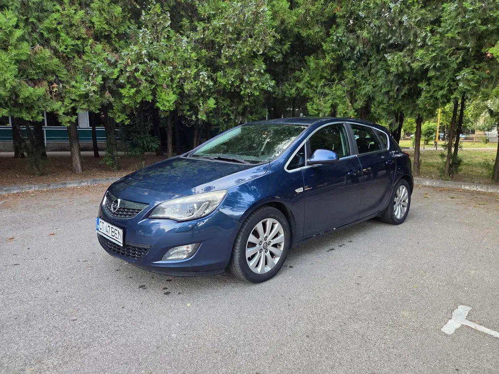 Fotografie: 2011 Opel Astra