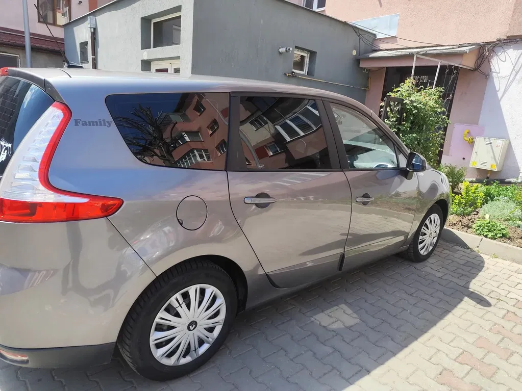 Fotografie: 2011 Renault Grand Scenic