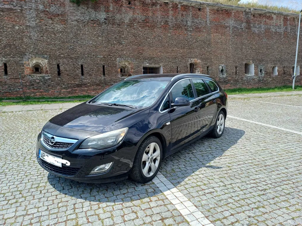 Fotografie: 2011 Opel Astra