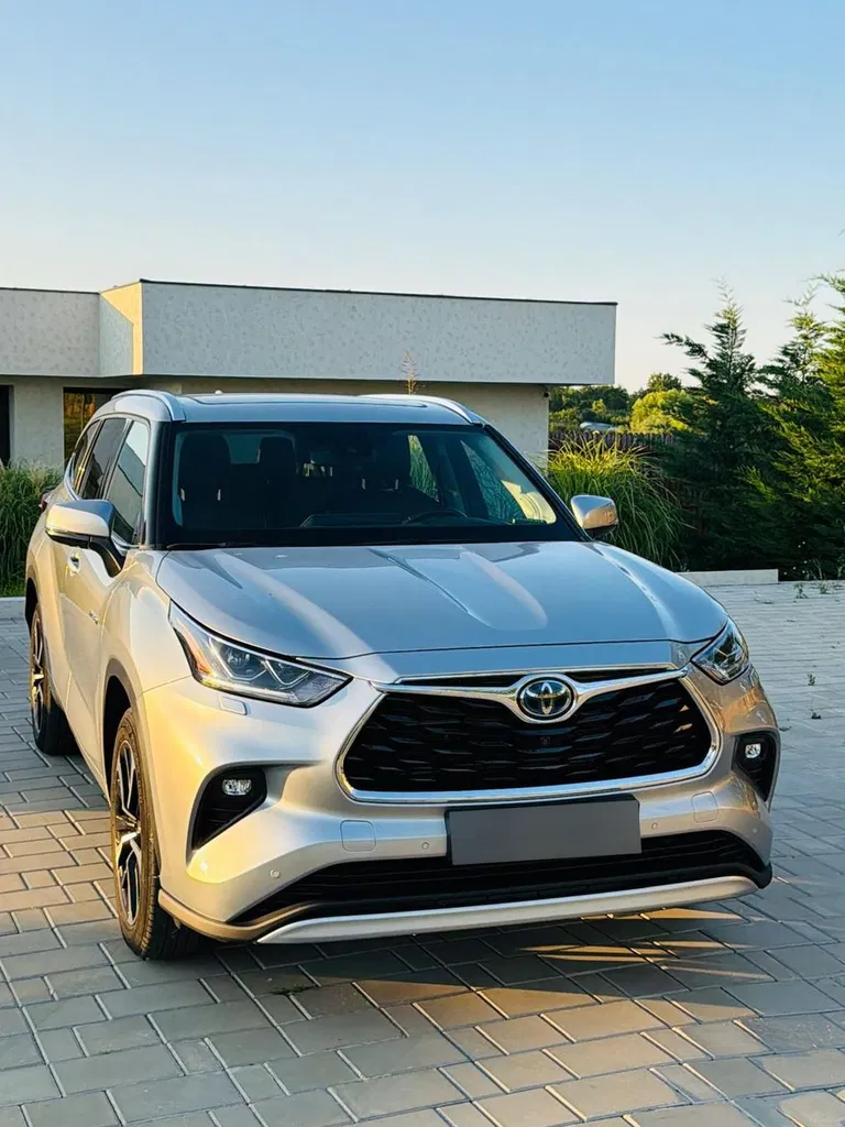 Fotografie: 2021 Toyota Highlander
