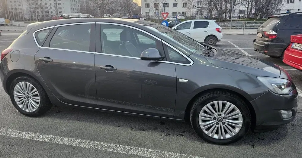 Fotografie: 2011 Opel Astra