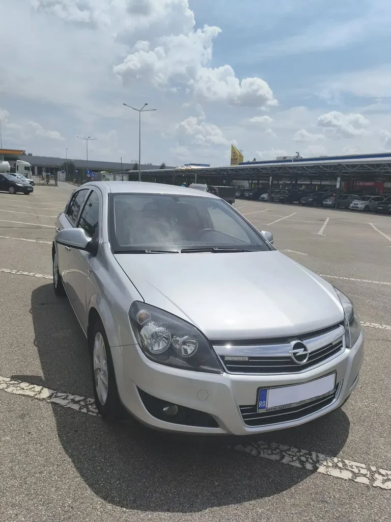 Fotografie: 2011 Opel Astra