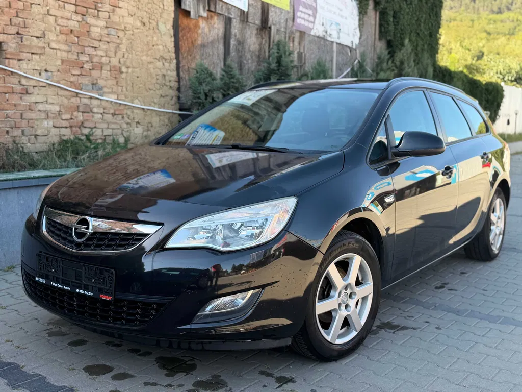 Fotografie: 2012 Opel Astra