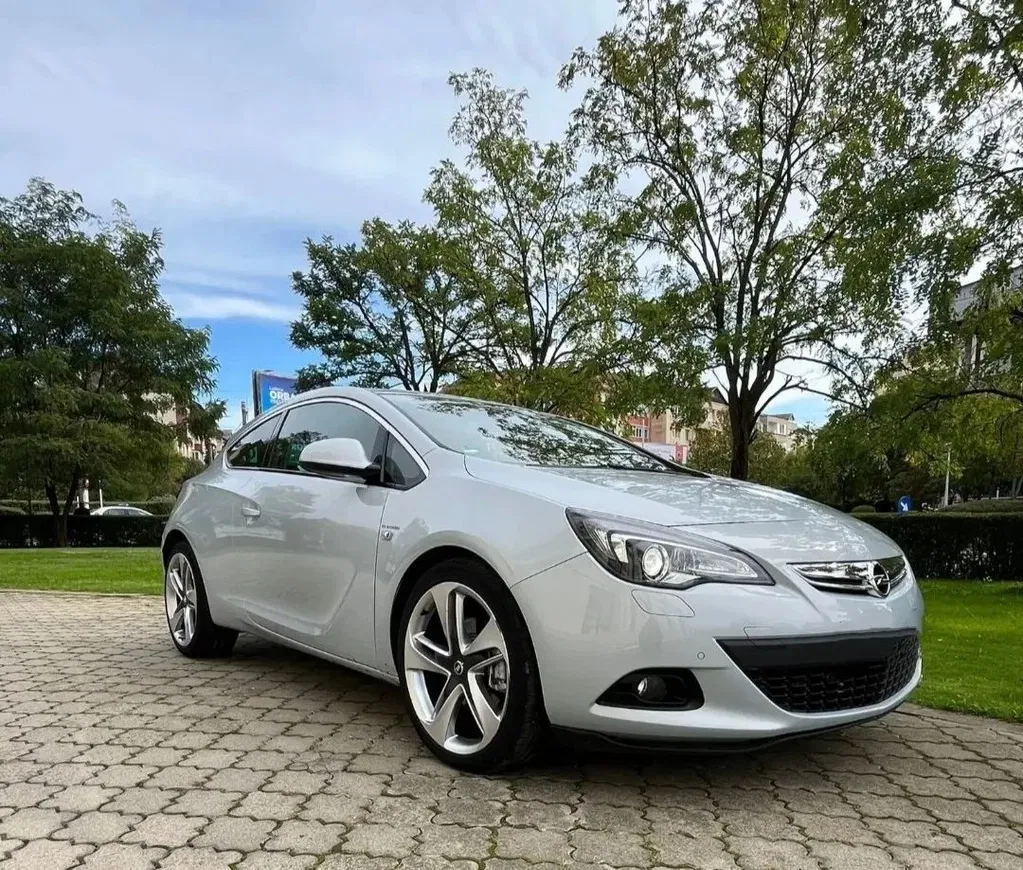 Fotografie: 2012 Opel Astra
