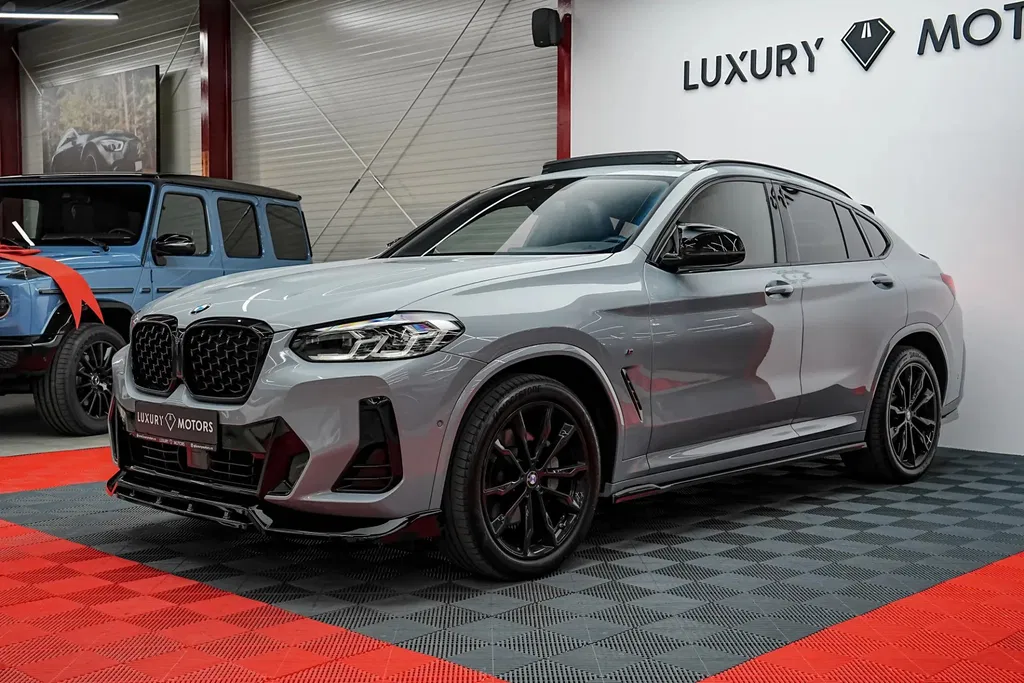 Fotografie: 2023 BMW X4