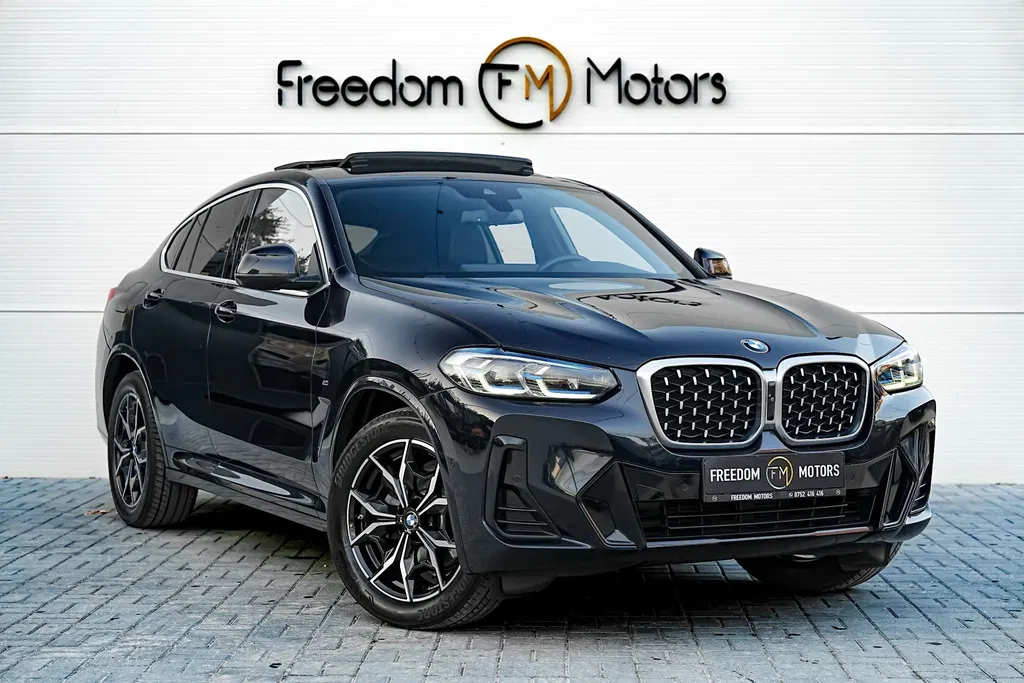Fotografie: 2021 BMW X4