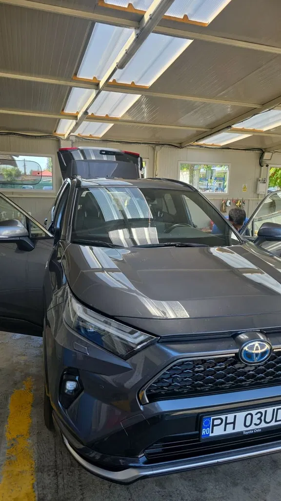 Fotografie: 2023 Toyota RAV-4