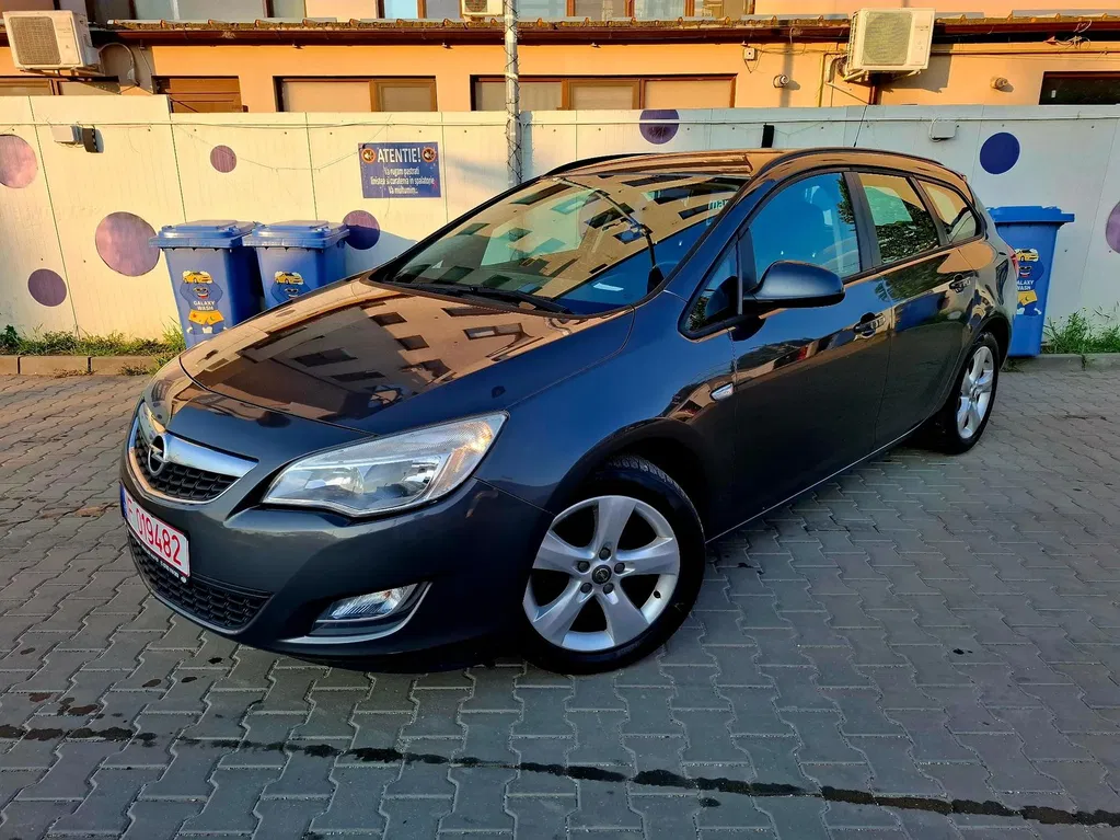 Fotografie: 2012 Opel Astra