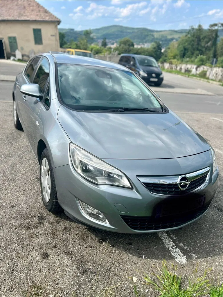 Fotografie: 2010 Opel Astra
