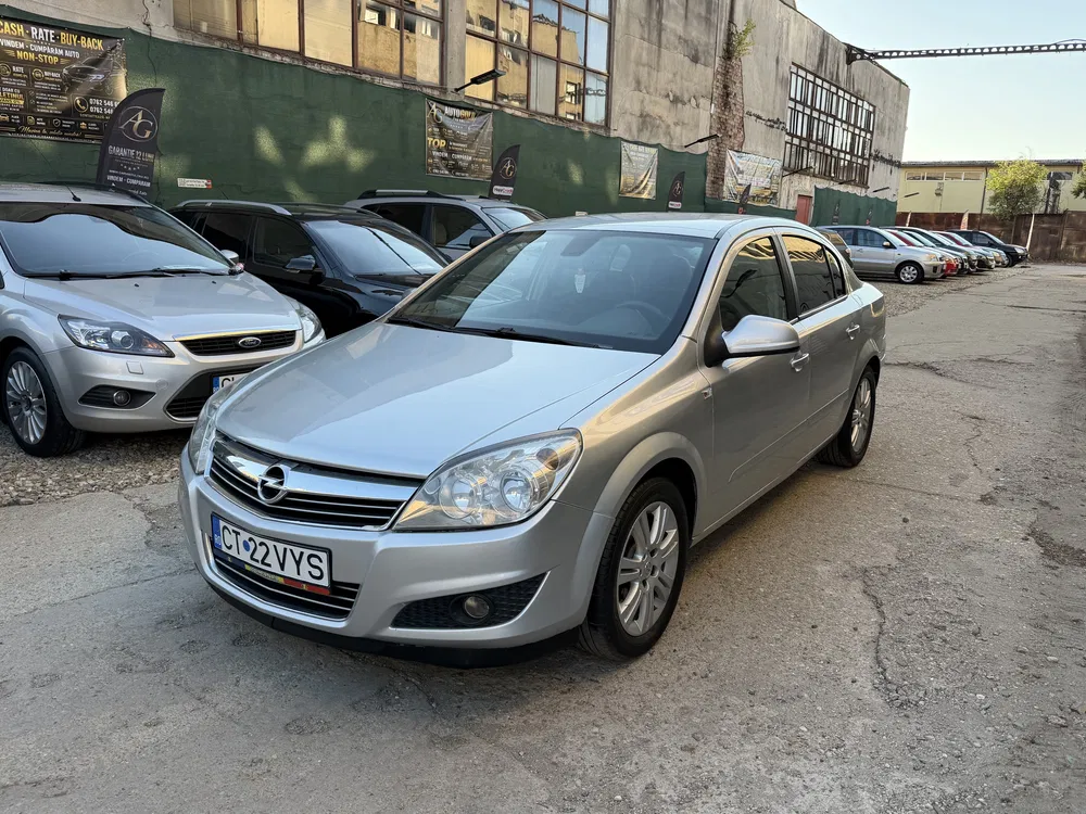 Fotografie: 2011 Opel Astra