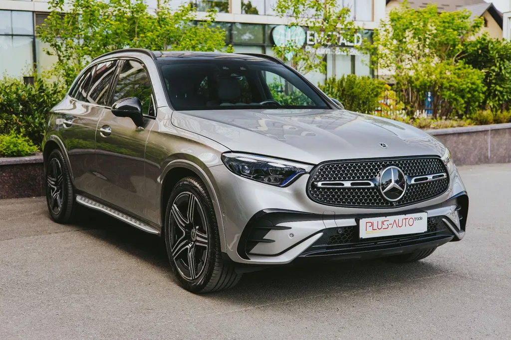Fotografie: 2023 Mercedes-Benz GLC