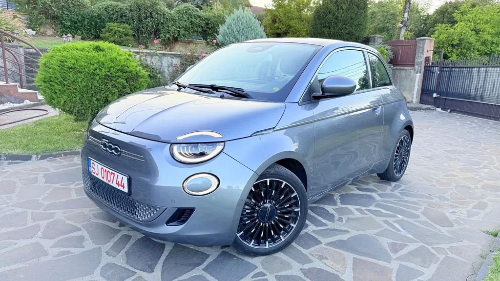 Fotografie: 2022 Fiat 500E