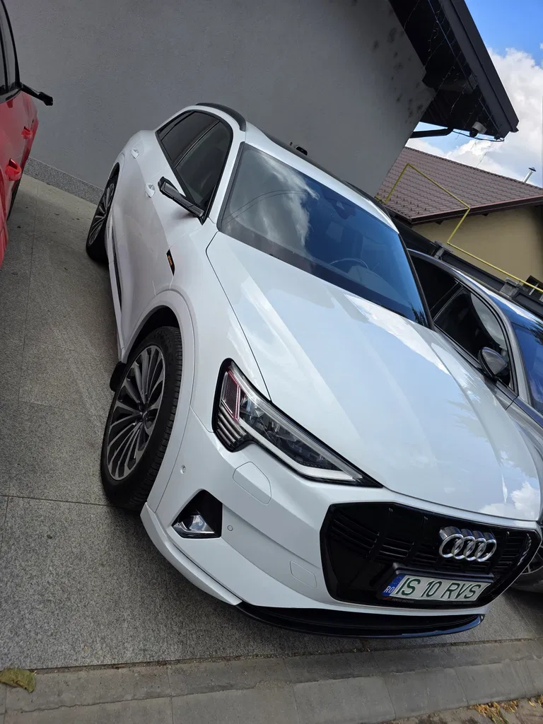 Fotografie: 2019 Audi e-tron