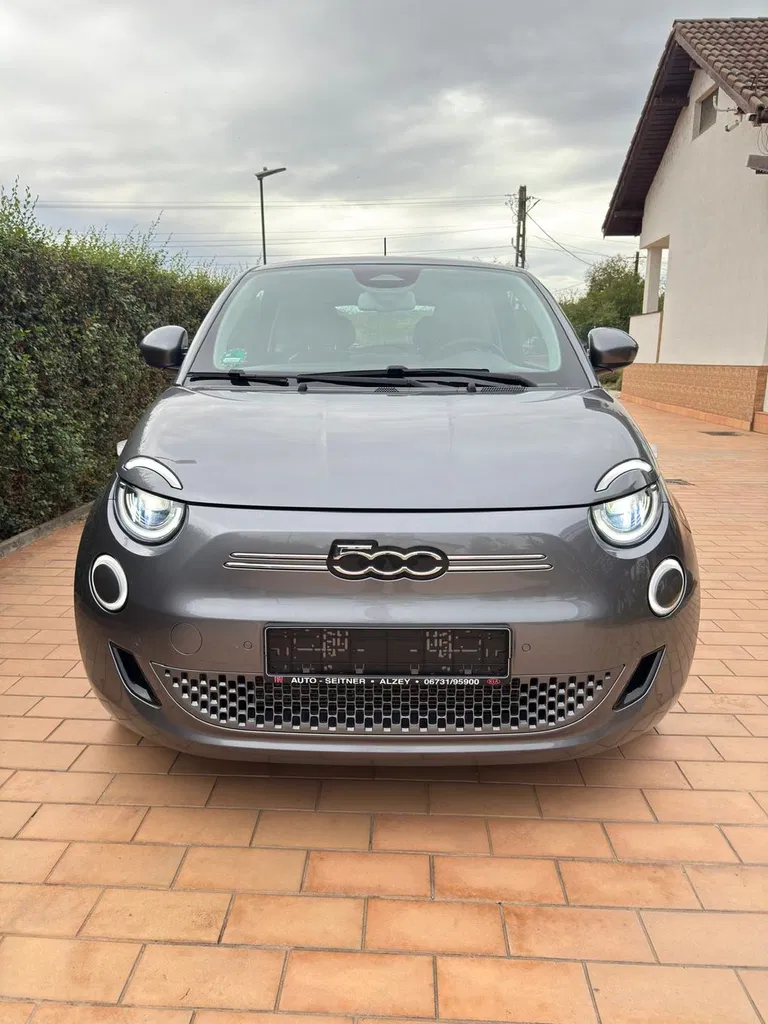 Fotografie: 2021 Fiat 500E