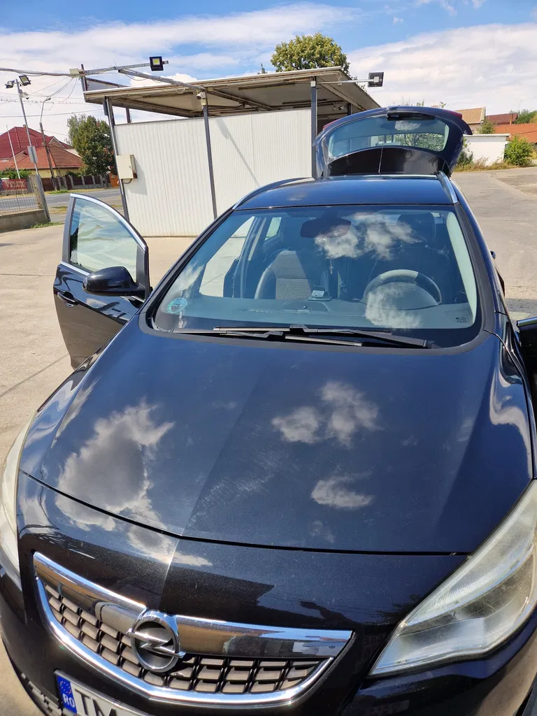 Fotografie: 2012 Opel Astra
